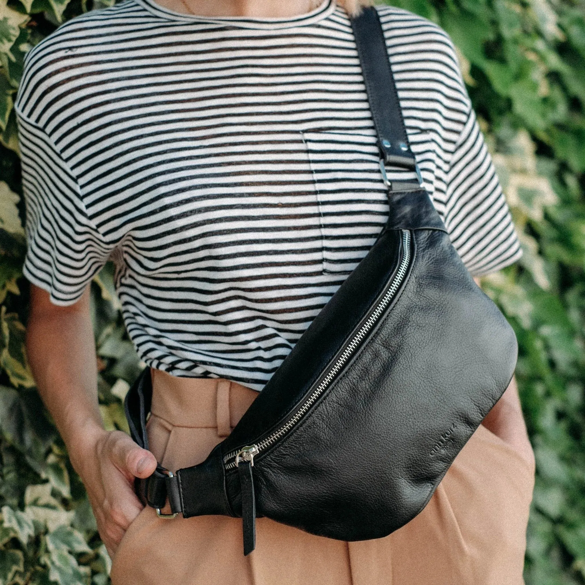 ANN KURZ Fanny pack suede caramelo women
